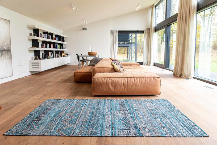 Louis De Poortere tapet LX 9110 Antiquarian Kilim Zemmuri Blue interior 2