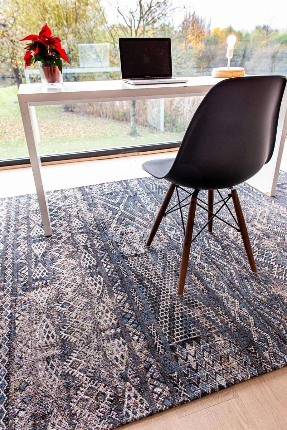 Louis De Poortere tapet LX 9113 Antiquarian Kilim Black Rabat interior 1