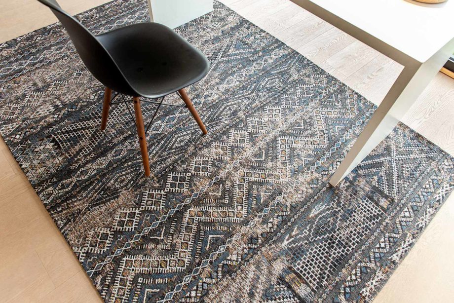 Louis De Poortere tapet LX 9113 Antiquarian Kilim Black Rabat interior 7