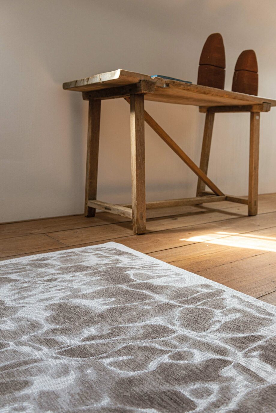 Louis De Poortere tapet Meditation Swim 9353 Grit interior 1